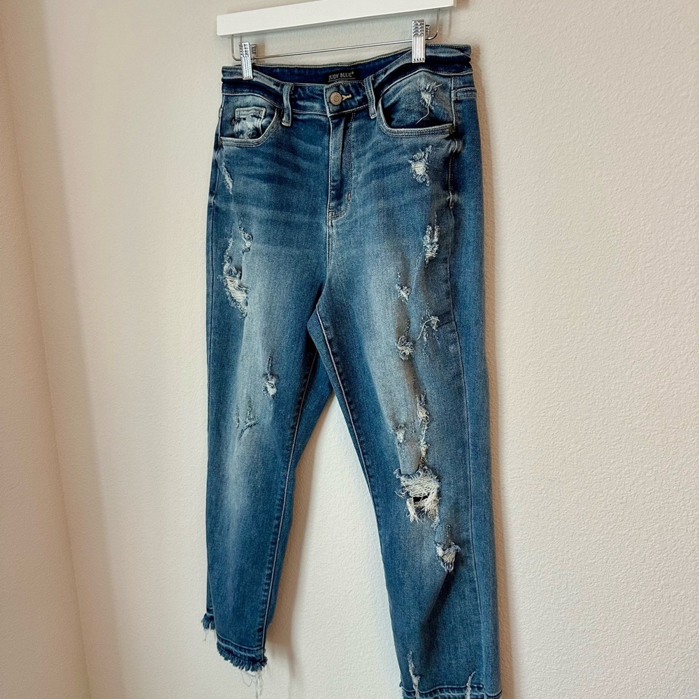 ☀️ JUDY BLUE Stretch Straight Fit Distressed Jeans with Fray Hem